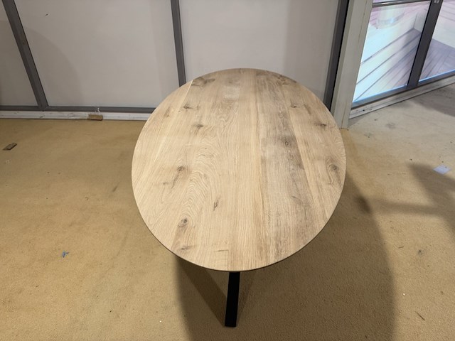 Eettafel, ovaal, naturel eikenhout, zwart metalen spinpoot - afbeelding 2 van  4