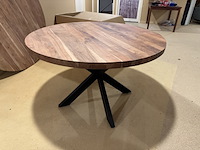 Eettafel, rond acaciahout, zwart metalen spinpoot - afbeelding 4 van  5