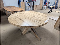 Eettafel rond. rustiek eiken epoxy. 160cm. houten spinpoot - afbeelding 1 van  3