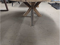 Eettafel rond. rustiek eiken epoxy. 160cm. houten spinpoot - afbeelding 2 van  3