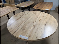 Eettafel rond. rustiek eiken epoxy. 160cm. houten spinpoot - afbeelding 3 van  3