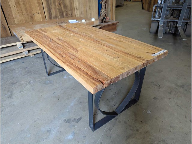 Eettafel rustiek acaciahout. 180 x 100 x 78cm. metaal onderstel - afbeelding 1 van  3