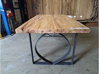 Eettafel rustiek acaciahout. 180 x 100 x 78cm. metaal onderstel - afbeelding 2 van  3
