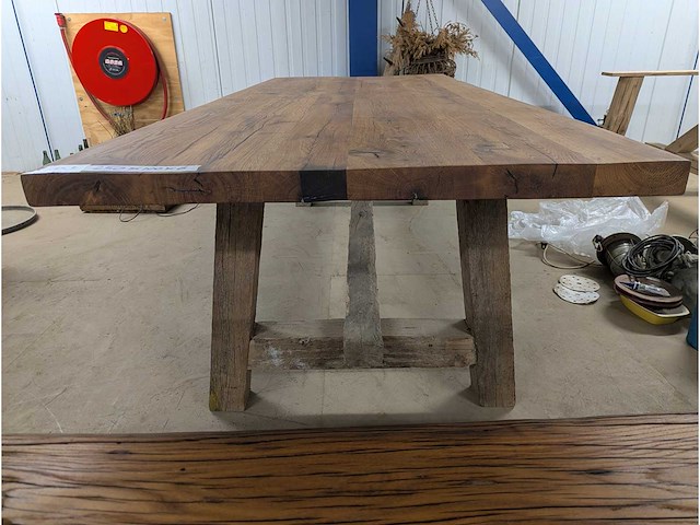 Eettafel rustiek eiken epoxy. 250 x 100 x 78cm. klooster onderstel - afbeelding 2 van  3
