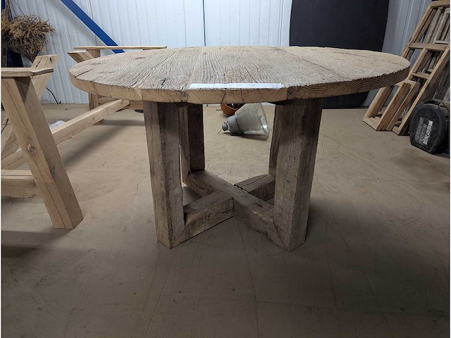 Eettafel rustiek eiken. rond. 130cm. houten onderstel - afbeelding 2 van  3