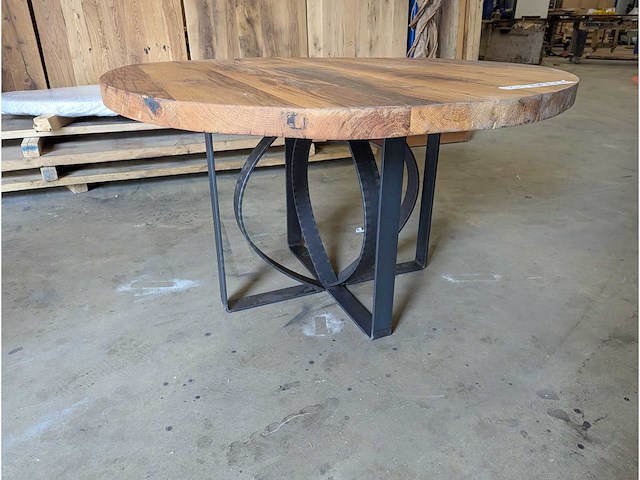 Eettafel rustiek eiken. rond. 140cm. metalen onderstel - afbeelding 2 van  3