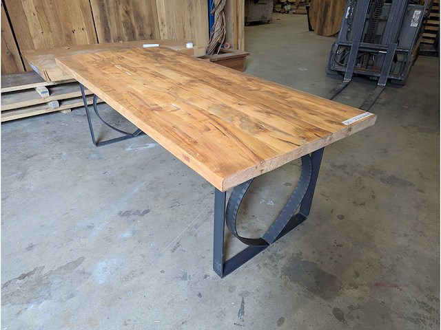 Eettafel rustiek iepenhout. 230 x 100 x 78cm. metalen onderstel - afbeelding 1 van  3