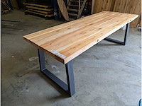 Eettafel rustiek iepenhout. 260 x 100 x 76cm. metalen trapezium onderstel - afbeelding 1 van  3