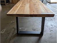 Eettafel rustiek iepenhout. 260 x 100 x 76cm. metalen trapezium onderstel - afbeelding 2 van  3