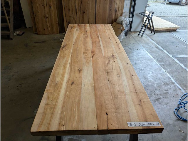 Eettafel rustiek iepenhout. 260 x 100 x 76cm. metalen trapezium onderstel - afbeelding 3 van  3
