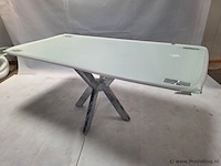 Eettafel v.v. glazen tafelblad en verchroomd onderstel - afbeelding 1 van  4