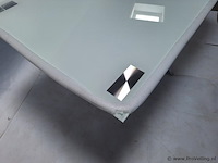 Eettafel v.v. glazen tafelblad en verchroomd onderstel - afbeelding 3 van  4