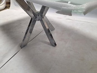 Eettafel v.v. glazen tafelblad en verchroomd onderstel - afbeelding 4 van  4
