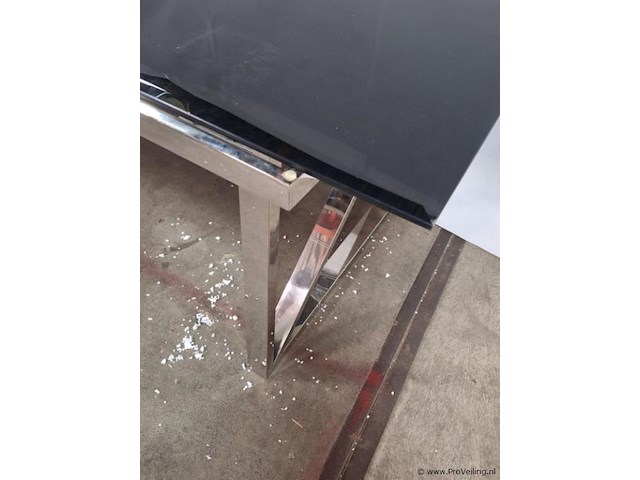 Eettafel v.v. zwart glazen blad en chromen onderstel - afbeelding 2 van  3