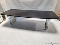 Eettafel v.v. zwart tafelblad en verchroomd onderstel - afbeelding 1 van  4