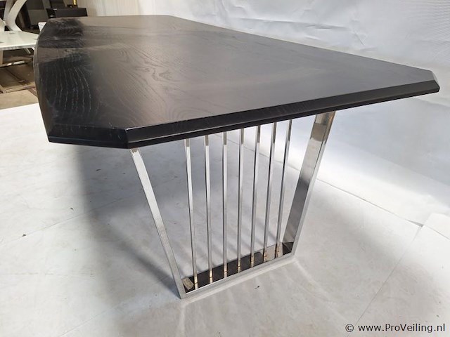 Eettafel v.v. zwart tafelblad en verchroomd onderstel - afbeelding 4 van  4