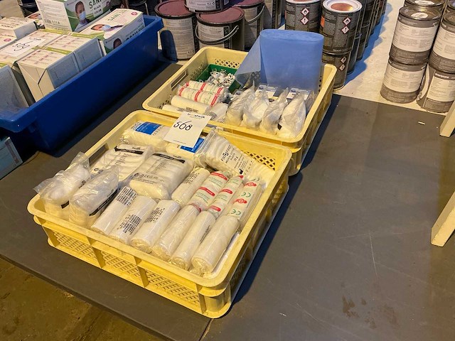 Ehbo artikelen in plastic krat (2x) - afbeelding 1 van  4