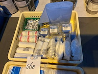 Ehbo artikelen in plastic krat (2x) - afbeelding 3 van  4