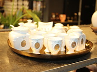 Eierdopjes, peper- en zoutstellen en suiker- en roomstellen op dienblad. - afbeelding 1 van  2