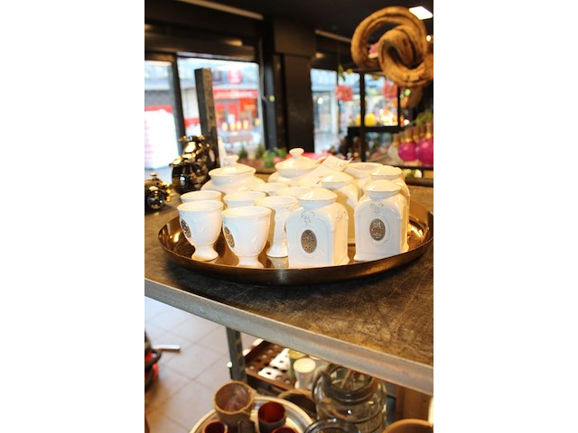 Eierdopjes, peper- en zoutstellen en suiker- en roomstellen op dienblad. - afbeelding 2 van  2