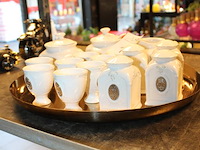 Eierdopjes, peper- en zoutstellen en suiker- en roomstellen op dienblad. - afbeelding 2 van  2