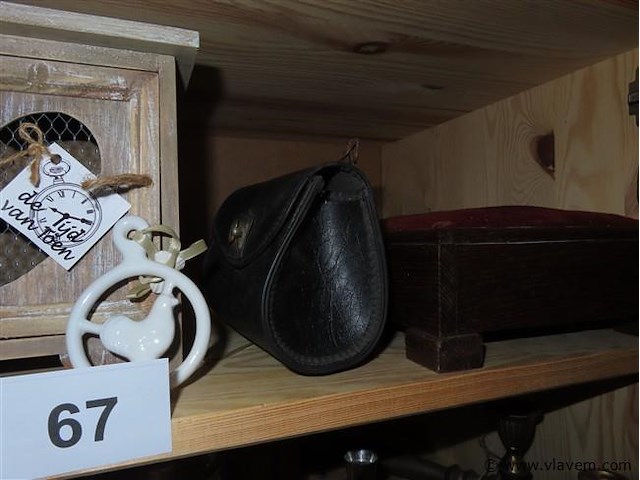 Eierkastjes, voetkrukje en beugeltasje - afbeelding 2 van  2