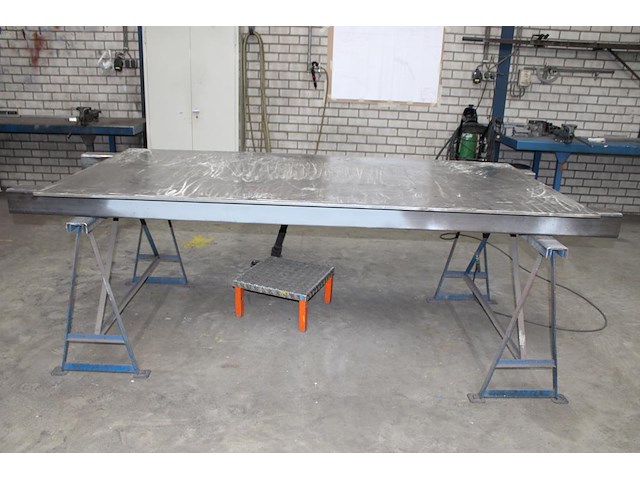 Eigen fabricaat las- en werktafel. afmeting tafelblad 250 x 125cm. dikte 15 mm. let op: zeer zwaar. - afbeelding 1 van  2