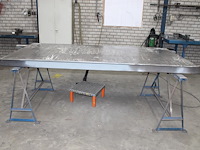 Eigen fabricaat las- en werktafel. afmeting tafelblad 250 x 125cm. dikte 15 mm. let op: zeer zwaar.