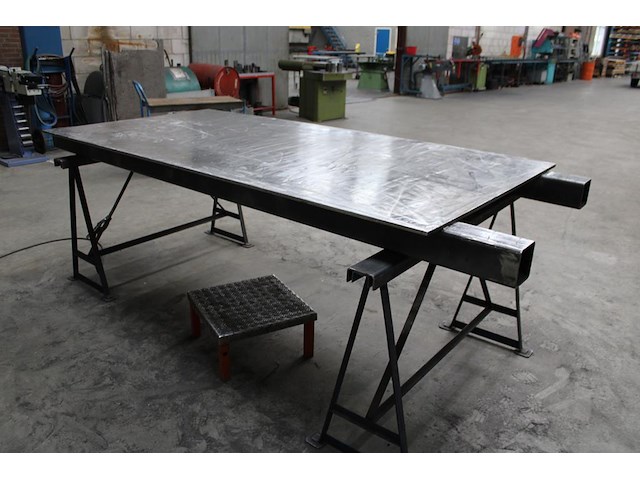 Eigen fabricaat las- en werktafel. afmeting tafelblad 250 x 125cm. dikte 15 mm. let op: zeer zwaar. - afbeelding 2 van  2