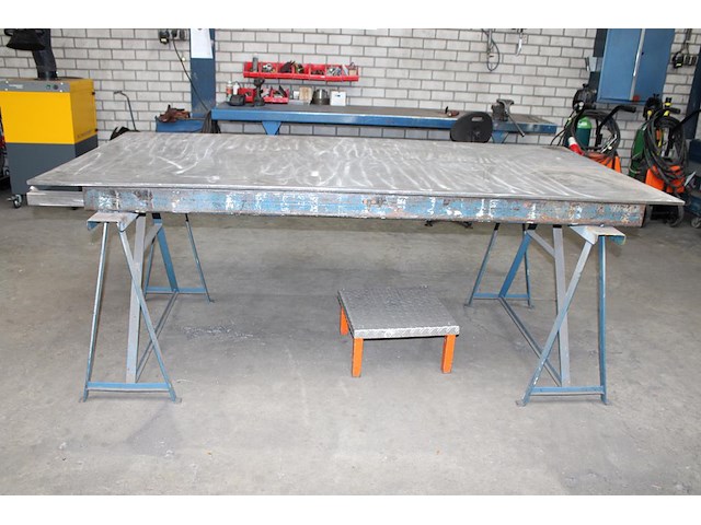Eigen fabricaat las- en werktafel. afmeting tafelblad 250 x 125cm. dikte 15 mm. let op: zeer zwaar. - afbeelding 1 van  2