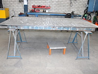 Eigen fabricaat las- en werktafel. afmeting tafelblad 250 x 125cm. dikte 15 mm. let op: zeer zwaar. - afbeelding 1 van  2