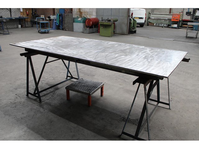 Eigen fabricaat las- en werktafel. afmeting tafelblad 250 x 125cm. dikte 15 mm. let op: zeer zwaar. - afbeelding 2 van  2