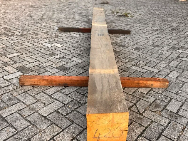 Eiken balk fijnbezaagd, 250x250mm, lengte 420cm - afbeelding 1 van  3