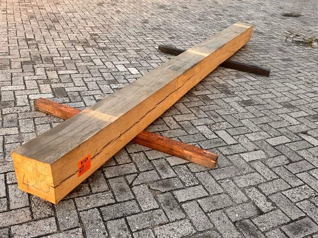 Eiken balk fijnbezaagd, 250x250mm, lengte 420cm - afbeelding 2 van  3