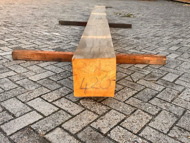 Eiken balk fijnbezaagd, 250x250mm, lengte 420cm - afbeelding 3 van  3