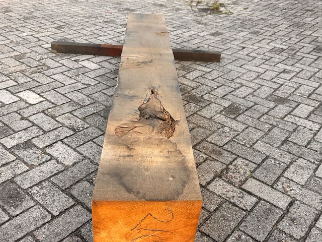 Eiken balk fijnbezaagd, 300x300mm, lengte 210cm - afbeelding 1 van  3