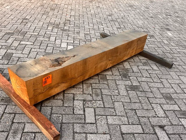 Eiken balk fijnbezaagd, 300x300mm, lengte 210cm - afbeelding 2 van  3