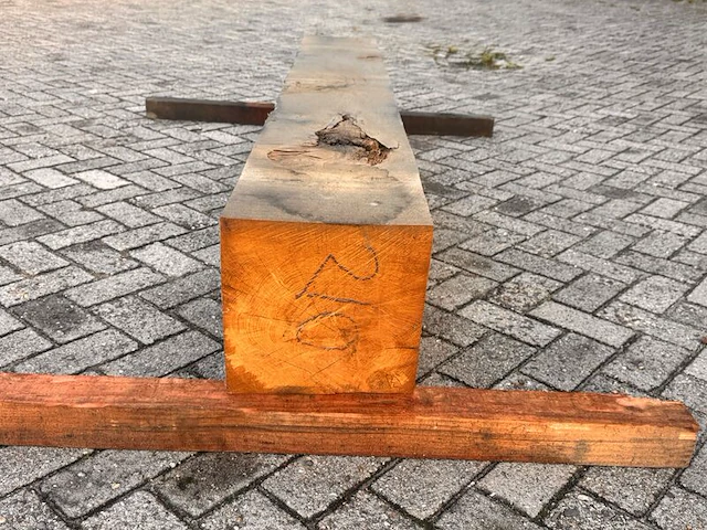 Eiken balk fijnbezaagd, 300x300mm, lengte 210cm - afbeelding 3 van  3