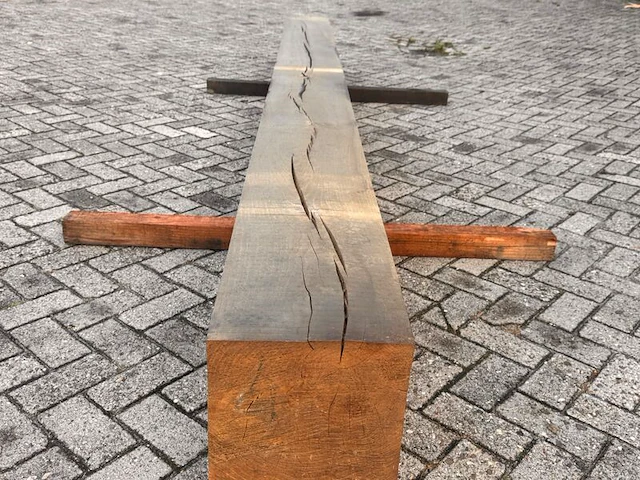 Eiken balk fijnbezaagd, 300x300mm, lengte 410cm - afbeelding 1 van  3