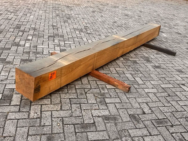 Eiken balk fijnbezaagd, 300x300mm, lengte 410cm - afbeelding 2 van  3