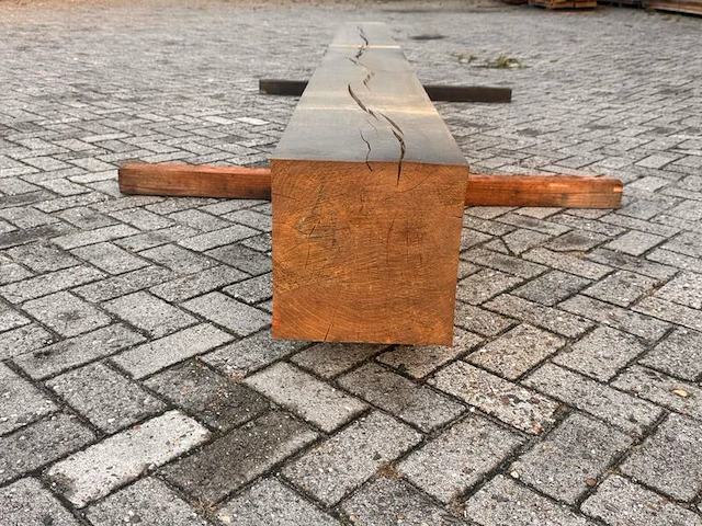 Eiken balk fijnbezaagd, 300x300mm, lengte 410cm - afbeelding 3 van  3