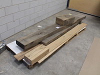 Eiken balken waaronder 287 x 10.3 x 274 cm en planken op pallet. - afbeelding 1 van  3