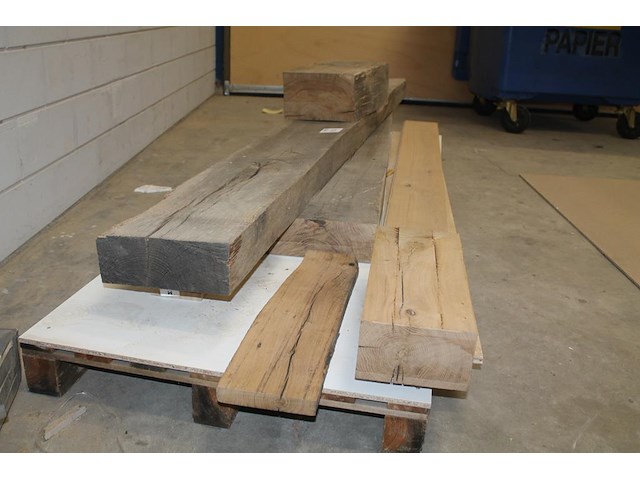 Eiken balken waaronder 287 x 10.3 x 274 cm en planken op pallet. - afbeelding 2 van  3