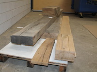 Eiken balken waaronder 287 x 10.3 x 274 cm en planken op pallet. - afbeelding 2 van  3
