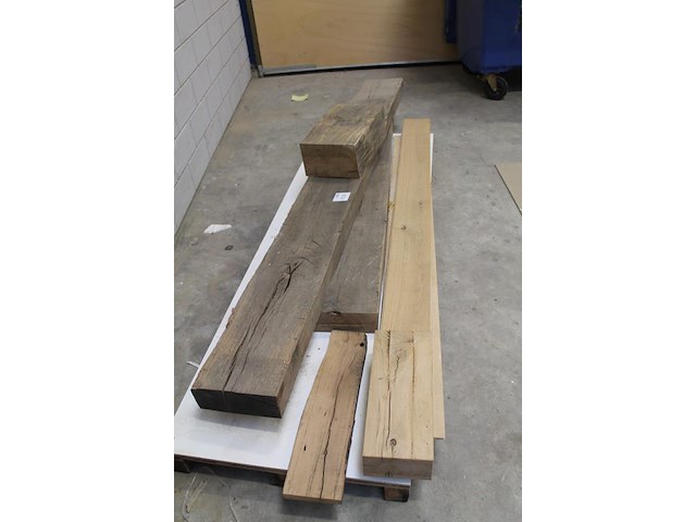 Eiken balken waaronder 287 x 10.3 x 274 cm en planken op pallet. - afbeelding 3 van  3