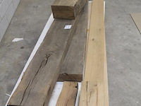 Eiken balken waaronder 287 x 10.3 x 274 cm en planken op pallet. - afbeelding 3 van  3