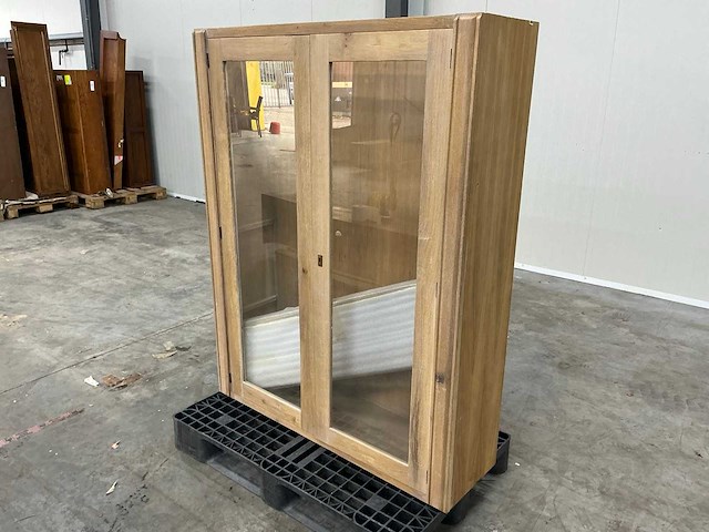 Eiken vitrinekast met planken 156,5x121,5x36cm - afbeelding 1 van  5