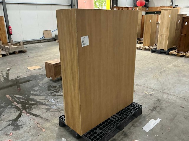 Eiken vitrinekast met planken 156,5x121,5x36cm - afbeelding 5 van  5