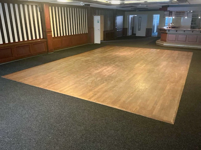 Eikenhouten dansvloer – ca. 40,4 m² – 5.250 x 7.700 mm - afbeelding 1 van  7