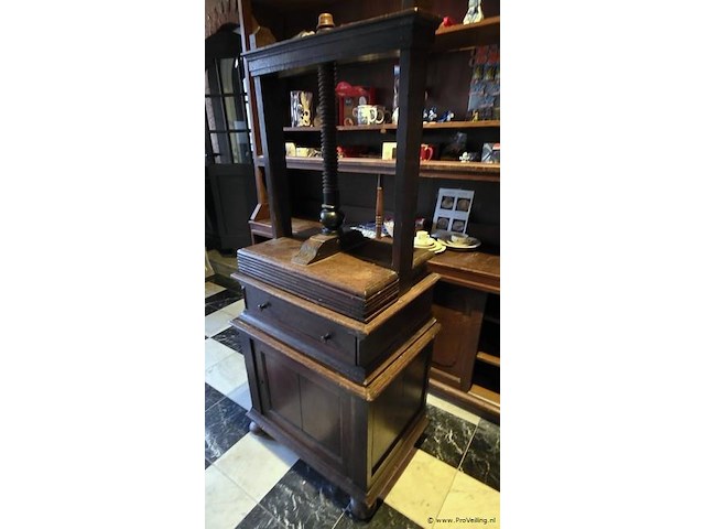 Eikenhouten linnenpers (antiek) - afbeelding 1 van  1